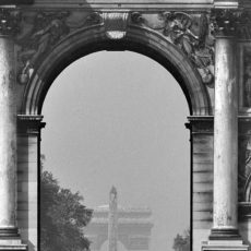 Le Carrousel du Louvre. Vue vers la place de la Concorde et de l’Étoile