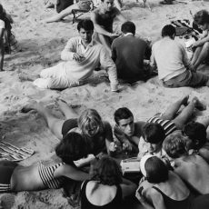 Jeunes sur la plage autour d&rsquo;un transistor