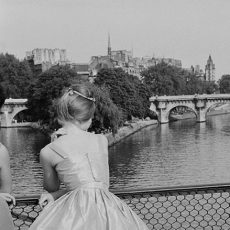 Jeune fille sur la passerelle des Arts