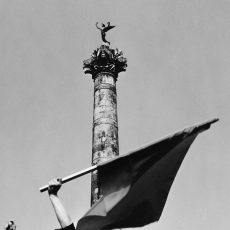 Jeune fille au drapeau