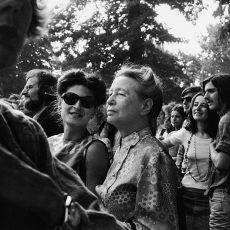 Simone de Beauvoir à la foire aux Femmes organisée à Vincennes par le M.L.F