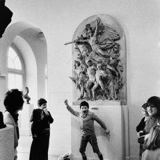 Cours d&rsquo;expression corporelle devant une réplique de La Marseillaise à Dijon