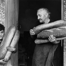 La grand-mère, l&rsquo;enfant et le pain