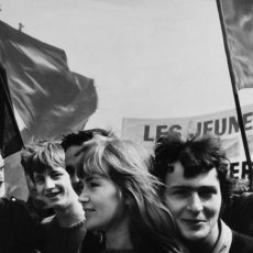 Jeunes qui défilent place de la Bastille