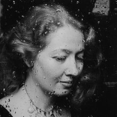 La jeune fille aux gouttes d&rsquo;eau