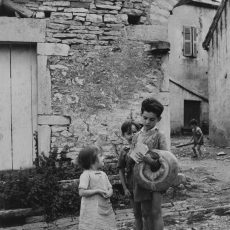 Enfants rapportant du pain, couronne ou baguette