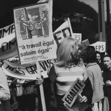 Grève et manifestation de femmes en faveur de l&rsquo;égalité des salaires avec les hommes