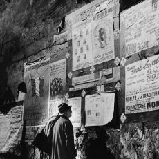 Couple regardant les affiches pour l&rsquo;élection de l&rsquo;assemblée de la IVème République