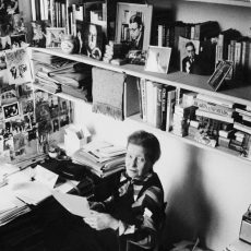 Simone de Beauvoir (1908-1986), écrivain français, chez elle