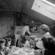 Famille nombreuse au moment du repas