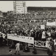 Evènements de mai-juin 1968. Manifestants chantant l&rsquo;internationale lors de la manifestation organisée par l&rsquo;UNEF