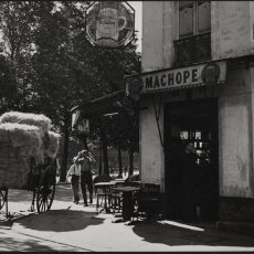 Café à l&rsquo;angle de la rue de Lancry et du canal Saint-Martin