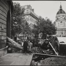 Evènements de mai-juin 1968. Asiatiques se faisant photographier devant des barricades à la Sorbonne
