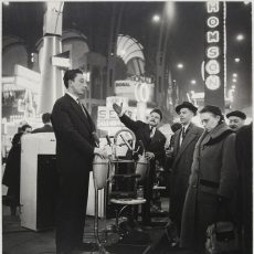 Grand Palais, salon des Arts ménagers, le vendeur d&rsquo;aspirateur