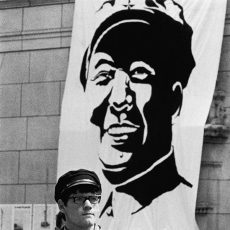 Evénements de mai-juin 68. La casquette Mao est de mise dans la cour de la Sorbonne à Paris