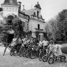 Les enfants du château avec leur bicyclette