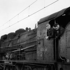 Deux machinistes à bord de leur locomotive, entre Paris et Bordeaux
