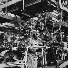 Travailleur africain immigré dans une usine automobile Renault
