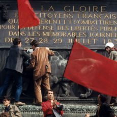 Evénements de mai-juin 68. Manifestants de la C.G.T. sur la Colonne de Juillet, place de la Bastille