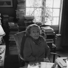 Marguerite Duras (1914-1996), écrivain français, chez elle.