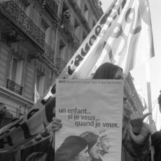 Manifestation devant l’hôpital Lariboisière pour la liberté des femmes concernant l’avortement et la contraception