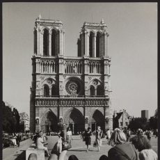 Touristes sur le parvis de Notre-Dame