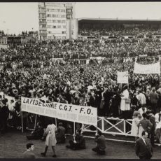 Evènements de mai-juin 1968. Manifestants chantant l’internationale lors de la manifestation organisée par l’UNEF