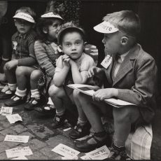 Enfants portant des casquettes du journal « La Vie Ouvrière »